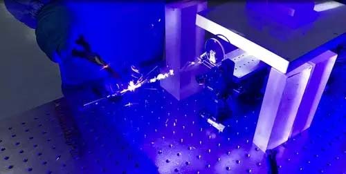 藍光激光器產業化應用：革新高反材料加工領域，新能源電池、3C優勢突出